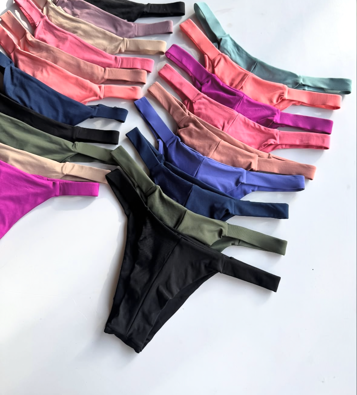 CALCINHA BIQUINI EM MICROFIBRA SEM COSTURAS