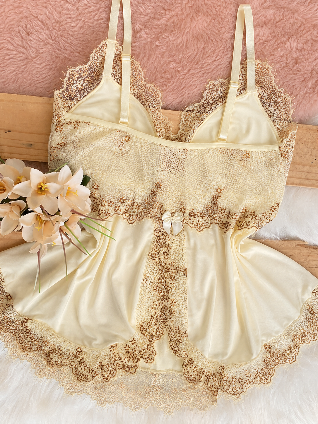 BABYDOLL 2 LACINHOS ABERTO NAS COSTAS MARFIM COM DETALHES MARROM