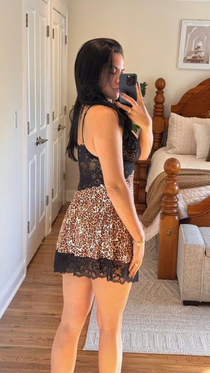 Camisola em poliamida renda preta com estampa de onça - Lingerie Brasileira / Jessica Lingerie