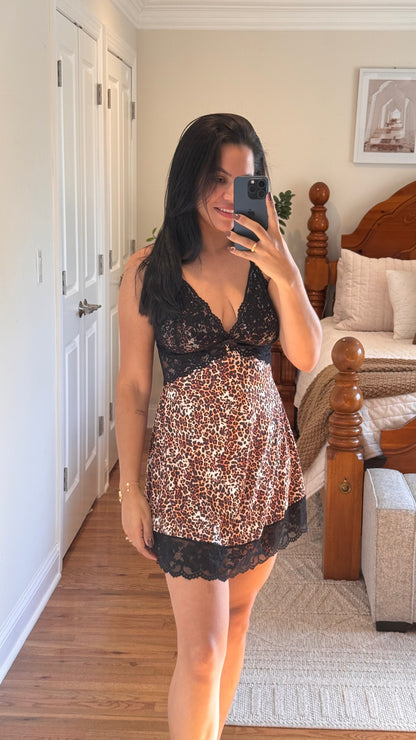 Camisola em poliamida renda preta com estampa de onça - Lingerie Brasileira / Jessica Lingerie