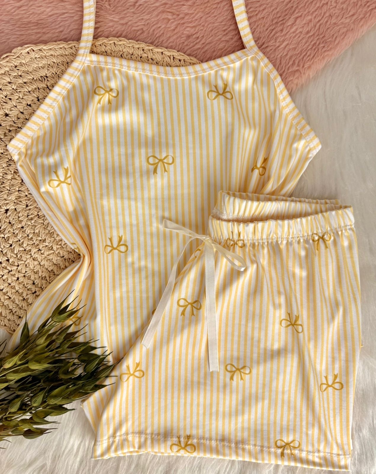 PIJAMA DE ALCINHA NO FLUIT - AMARELO LISTRADO COM LACINHOS