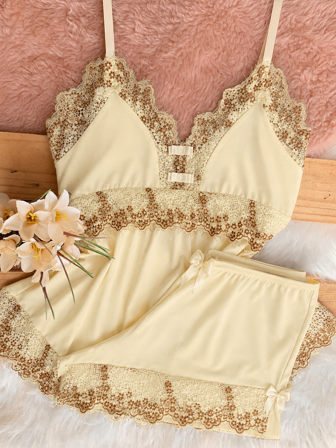 BABYDOLL 2 LACINHOS ABERTO NAS COSTAS MARFIM COM DETALHES MARROM