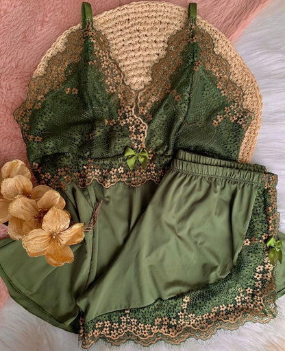 Babydoll verde com detalhes dourados