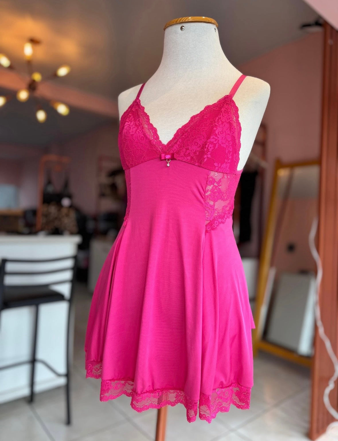 Camisola sedução V nas costas e detalhe babado no bumbum